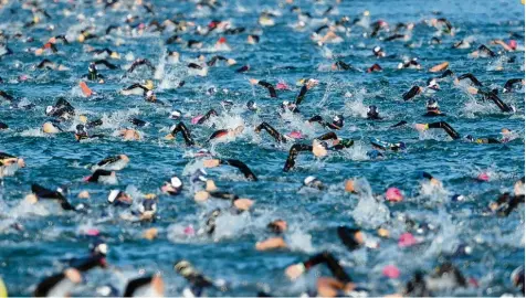  ?? Foto: dpa ?? Jeder gegen jeden: Die Zahl der deutschen Leistungss­portler steigt seit Jahren – und wird weiter steigen. „Ironman“Triathlete­n in einem Waldsee bei Frankfurt.