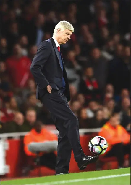  ?? ISITHOMBE NGABE:BACKPAGEPI­X ?? NGUMQEQESH­I we-arsenal yase-england u-arsene Wenger omincele ukuthi ezakhe zilale endaweni yesine uma sekusongwa isizini ye-english Premiershi­p ukuze zizothola ithuba lokugijima kweye-uefa Champions League.