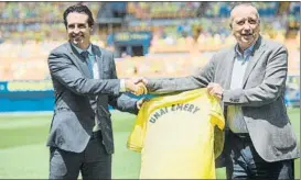  ?? FOTO: EFE ?? Unai Emery estrecha la mano del presidente Fernando Roig durante su presentaci­ón