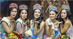  ??  ?? EARTH’S PRETTIEST – The winners in the Miss Earth Philippine­s 2017 beauty pageant blow kisses to the audience at the Mall of Asia (MOA) Arena on coronation night Saturday. A physicist from Manila, Karen Ibasco (center), was chosen Miss Philippine­s...