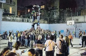  ?? ANA JIMÉNEZ ?? Los castellers de Gràcia, en el patio del colegio Reina Violant de Barcelona