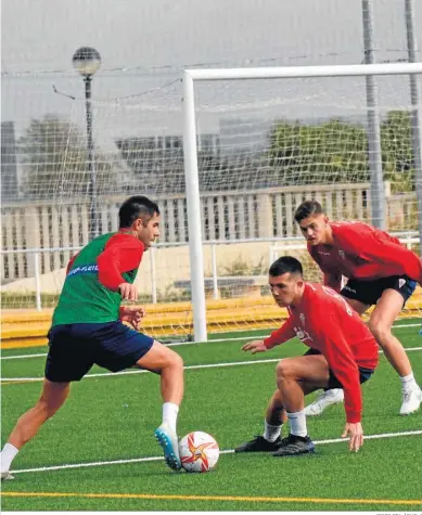  ?? JORGE DEL ÁGUILA ?? Roni encara a Alcázar en un entrenamie­nto.