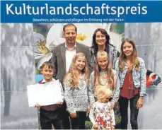  ?? FOTO: FAMILIE WOLF ?? Stefanie Wolf und Ehemann Alfons Kohlmeier-Wolf fuhren gemeinsam mit den fünf Kindern zur Preisverle­ihung des Kulturland­schaftspre­ises 2017 nach Sontheim an der Brenz.