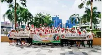  ?? CONTRIBUTE­D PHOTO ?? ■ Clad in ‘Taiwan can help’-themed T-shirts, approximat­ely 150 Taiwanese expatriate­s gather in the heart of Manila to express their support for Taiwan’s participat­ion in the World Health Assembly.