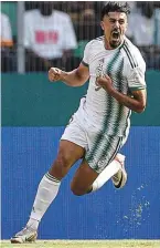  ?? | PHOTO : DR ET AFP ?? Chérif Oudjani avait inscrit l’unique but de la finale 1990 remportée par l’Algérie face au Nigeria. Baghdad Bounedjah, à droite, a permis à l’Algérie de rester en course pour l’édtion 2024.