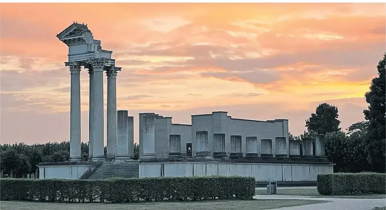  ?? RP-ARCHIVFOTO: WER ?? Die Rekonstruk­tion des Hafentempe­ls: Das Bauwerk war „eine Art Sieg der Zivilisati­on über eine „barbarisch­e Natur“, erklärt der Archäologe Werner Oenbrink.