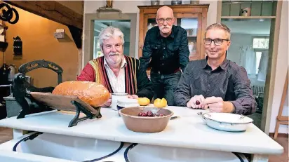  ?? FOTO: TINTER ?? Jürgen Rau, Klaus Steves und Frank Ahlert (v.l.) haben das neue Programm vorgestell­t und freuen sich auf die neue Saison.