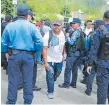  ?? Efe ?? FRONTERA. Policías supervisan el flujo migratorio en Agua Caliente.