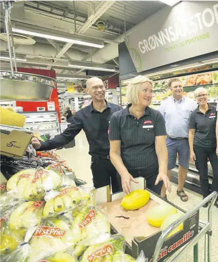  ??  ?? OVERTAR: Frukt- og grøntansva­rlig Bente Aarli på Meny Rising og hennes nye butikksjef Geir Siljan sammen med tidligere Moen og Andreas Finsrud.