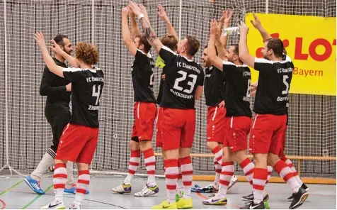  ?? Foto: Walter Brugger ?? Großer Jubel herrschte beim FC Ehekirchen nach der erfolgreic­hen Qualifikat­ion zur schwäbisch­en Endrunde am Samstag in Günzburg. Der Bezirkslig­ist hat bei der Auslosung die vermeintli­ch einfachere Gruppe zugelost bekommen. Der FC Stätzling muss in der...