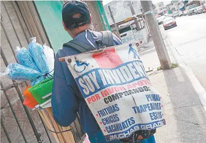  ?? PABLO REYES ?? Don Héctor no pide caridad; si lo ve en las calles, cómprele sus productos.