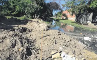  ??  ?? Con restos de sedimentos y otro tipo de residuos se encuentra el cauce que pasa por el barrio Santa Rosa de Asunción, a pasos del Botánico.
