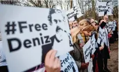  ?? Foto: Gregor Fischer, dpa ?? Immer wieder fordern Demonstran­ten vor der türkischen Botschaft in Berlin die Frei lassung des Journalist­en aus türkischer Haft.