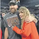  ?? ?? TAYLOR FELICITÓ a su novio luego de ganar el campeonato de conferenci­a