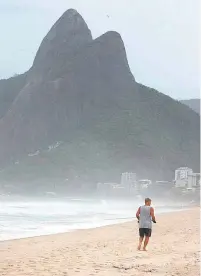  ?? ESTEFAN RADOVICZ ?? Moradores fazem exercícios na areia nos últimos dias, mais frescos