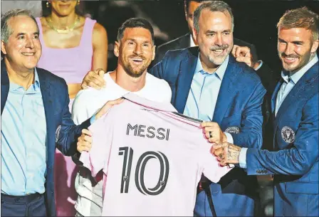  ?? ?? DIVISIÓN MIAMI. Messi, entre los hermanos José y Jorge Mas y
David Beckham, los dueños de la franquicia Inter Miami que compite en la MLS.