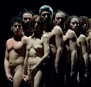  ??  ?? In palcosceni­co Gli attori di Bestie di scena, nudi (foto di Masiar Pasquali, part.)