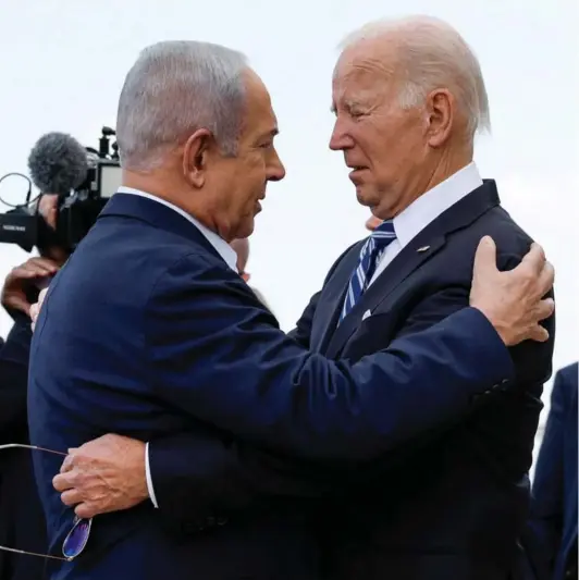  ?? ?? ► Joe Biden es recibido por el primer ministro israelí, Benjamin Netanyahu, en su visita a Israel, en Tel Aviv, el 18 de octubre de 2023.