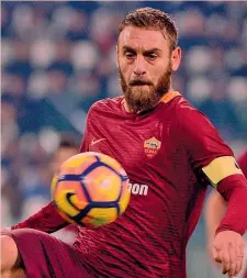  ?? ANSA/LAPRESSE ?? Da sinistra, il momento in cui Daniele De Rossi, 34 anni, durante Genoa-Roma del 27 novembre colpisce Lapadula, e un’immagine del capitano della Roma, il cui contratto col club scadrà nel 2019