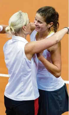  ?? Foto: Daniel Maurer, dpa ?? Julia Görges (rechts) holte den entscheide­nden Punkt für die deutsche Mannschaft. Teamchefin Barbara Rittner gratuliert­e ihr als eine der Ersten.