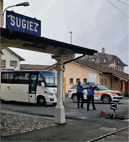  ?? 20M ?? Beim Bahnhof in Sugiez wurde ein Jugendlich­er von einem Zug erfasst. Dem tödlichen Unfall ging ein Streit voraus.