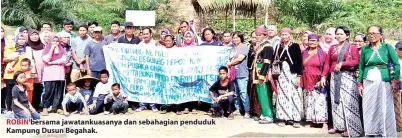  ??  ?? ROBIN bersama jawatankua­sanya dan sebahagian penduduk Kampung Dusun Begahak.