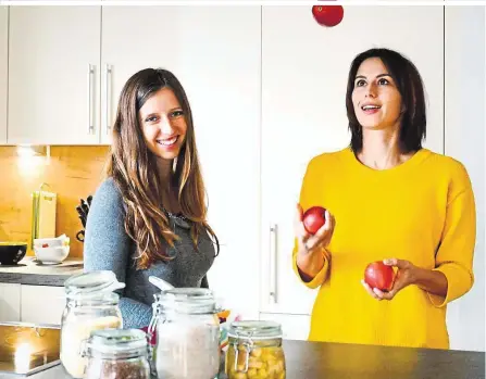  ?? ?? Ausgewogen ernähren: Für Carmen (re.) und Jasmin Klammer (li.) fängt ein gesunder Lebensstil bereits in der Küche an