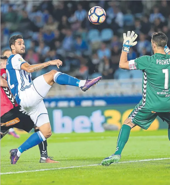  ?? FOTO: UNCITI ?? Willian José bate de vaselina a Pacheco tras superar con un sombrero a Feddal