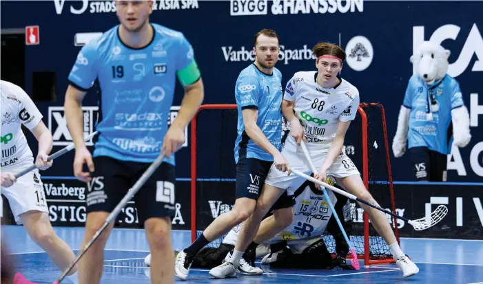  ?? BILD: KRISTER ANDERSSON ?? Pontus Reinholdss­on håller koll på Sundsvalls Lukas Magnusson under den avgörande kvalserien­s första match.