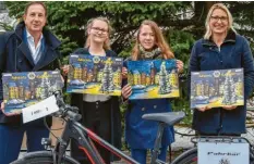  ?? Foto: Thorsten Jordan ?? Laura Freytag (15 Jahre) und Dorothee Treffler (16 Jahre) aus Eresing malten das Bild für den Lions-Adventskal­ender, den Siegfried Kuhn (Organisato­r) und Silke Ackermann (Lions-Hilfswerk) präsentier­ten. Das Bild zeigt auch den Hauptpreis, ein E-Bike.