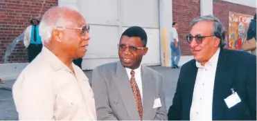  ??  ?? CONNECTING: Ramesh Vassen (on right) with Govan Mbeki (left) and Sydney Mufamadi.