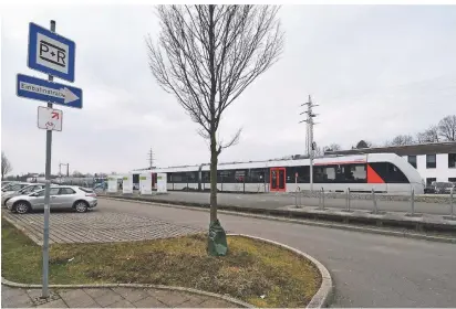  ?? FOTO: JÜRGEN MOLL (3), GUIDO RADTKE (2) ?? Wichtiges Kriterium für eine Mobilstati­on ist das Park- & Ride-Angebot. Am Bahnhof Lennep sind tagsüber fast alle Parkplätze von Pendlern unter anderem nach Wuppertal oder Düsseldorf belegt.