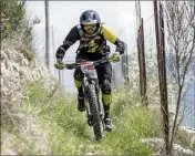  ??  ?? Au terme d’un duel sans merci, Olivier Giordaneng­o remporte la course e-bike avec seulement  seconde d’avance sur Nicolas Vouilloz.