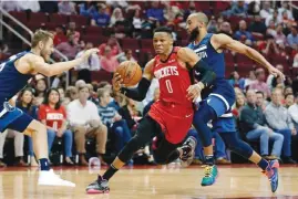  ??  ?? Rockets guard Russell Westbrook (C) said on Monday that he had tested positive for the coronaviru­s.
MICHAEL WYKE/AP