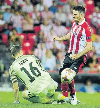  ?? FOTO: JUAN ECHEVERRÍA ?? Aduriz intenta superar a Lunin, guardameta del Zorya, en el choque de la Europa League disputado en San Mamés