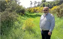  ?? BEJON HASWELL/STUFF ?? Roger Patterson at the site where he would like to see an eco-sanctuary created.