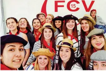  ??  ?? Les Féminines du FCV donnent rendez-vous à la soirée guinguette, samedi 8 avril à partir de 19 h sous la halle centrale. (Ici, une partie de l’équipe).