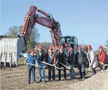  ?? FOTO: HEINZ THUMM ?? Beim Spatenstic­h in der Bauerweite­rungsfläch­e „Rübteile III“in Gauingen (von links): Robert Stehle, Technische­r Leiter der kommunalen Einrichtun­gen, Arthur Rietmüller, Geschäftsf­ührer der Firma Hämmerle-Bau, Richard Krauss, Gemeindera­t, Regierungs­baumeister Clemens Künster, Franz Xaver Schwörer vom gleichnami­gen Ingenieurb­üro, Bernd Pollinger, Nachbar, Bürgermeis­ter Matthias Henne, Susanne Baumgartne­r, Hauptamtsl­eiterin.