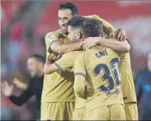  ?? Foto: MONTILLA ?? Los jugadores del Barça celebran el triunfo en Son Moix