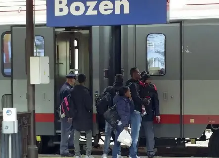  ??  ?? Respinti Un gruppo di giovani profughi cerca invano di salire su un treno diretto in Germania La foto è stata scattata alla stazione di Bolzano dove ogni giorno si ripetono scene come questa