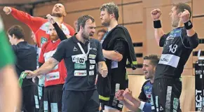  ?? FOTO: HORSTMÜLLE­R ?? Große Emotionen an der Vikings-Bank mit Trainer Ceven Klatt (Zweiter v.l.).