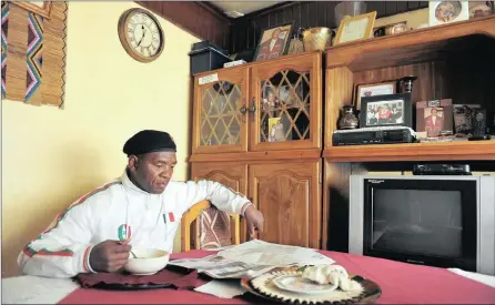  ?? PICTURES: ITUMELENG ENGLISH/AFRICAN NEWS AGENCY (ANA) ?? WINGS CLIPPED: Kenny Motsamai at his home in Katlehong in 2016.