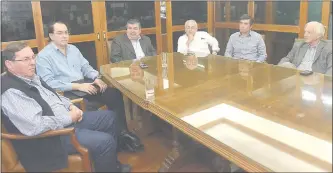  ??  ?? En la reunión de ayer por la tarde en Fepama participar­on Ewald Isaak, Alfredo Molinas, Raúl Legal (vicepresid­ente), Juan Carlos Altieri, Raúl Gauto y Rafael Carlstein.