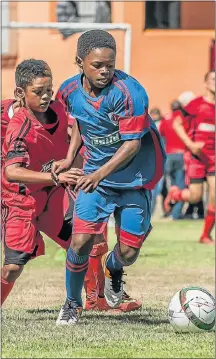  ?? Picture: MARK WEST ?? TOUGH BATTLES: Nafa Cleary Park’s Keano Fortuin, left, and Motherwell FA’s Liyema Kula during their Build It U13 match in Gelvandale at the weekend