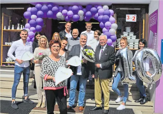  ?? Foto: Holst Porzellan ?? Beim zehnten Geburtstag­s des Werksverka­ufs im Jahr 2019 gab es noch viele strahlende Gesichter.