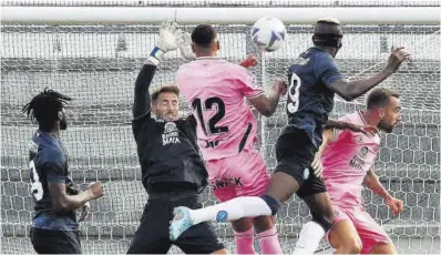  ?? RCDE ?? Vinicius Souza, en el centro, intenta cabecear un balón en el partido de ayer contra el Nápoles.