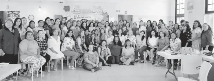  ?? CORTESÍA ?? > Las mamás trabajador­as de la Universida­d Autónoma Intercultu­ral de Sinaloa posaron para la foto del recuerdo.