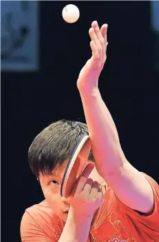  ?? FOTO: DPA ?? Ma Long konzentrie­rt sich im Halbfinale der German Open in Bremen auf seinen Aufschlag. Am Ende gewinnt der Chinese das Turnier zum fünften Mal.