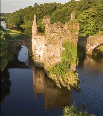  ?? Photo: John Delea. ?? A stunning aerial shot of Carrigadro­hid Castle near Macroom.