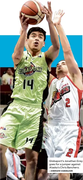  ?? —SHERWIN VARDELEON ?? Globaport’s Jonathan Grey goes for a jumper against Alaska’s Chris Banchero.